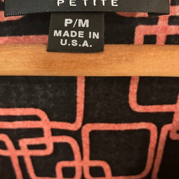 I.N. Studio Petite Black Red Geometric Print V-Neck Top Size P/M Made in USA - Picture 4 of 6